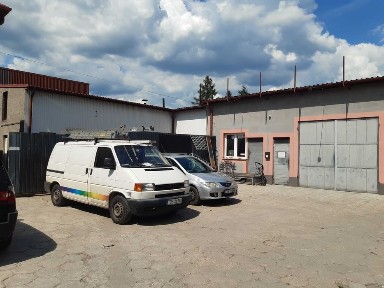 Dom wielorodzinny -1/2 dużego bliźniaka i zabudowania przemysłowe