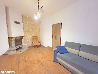 Dom miejski ukryty w drzewach do remontu.