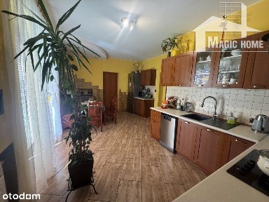 Dom dwupiętrowy z pomieszczeniami gospodarczymi