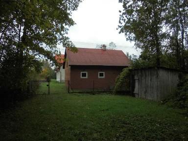 Sprzedam dom z oddzielnym garażem.