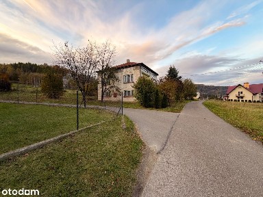 Dom przy głównej drodze