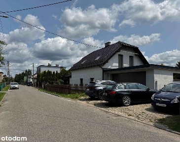 Dom z ogrodem zimowym i domkiem dla gości