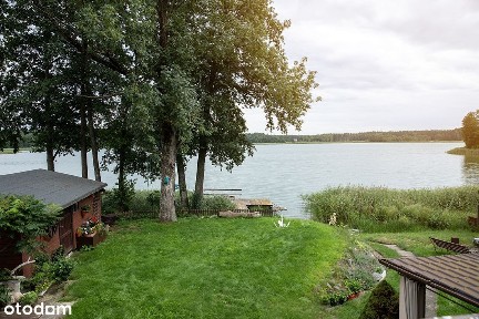 Dom w Sajenku, z linią brzegową jeziora Sajenek