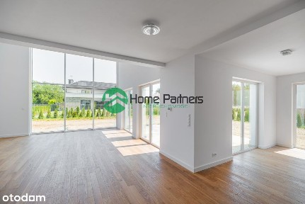 Wysoki na 5,5m salon z oknami do sufitu