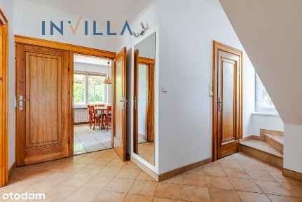 Dom w Brwinowie otoczony zielenią