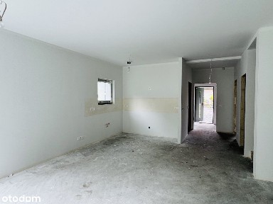 Nowy energooszczędny dom przy lesie