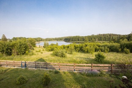 Urokliwy domek letniskowy z dużą działką nad jeziorem na Mazurach