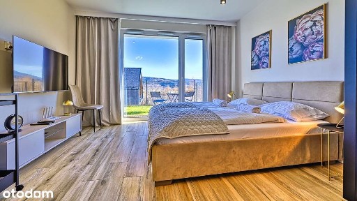 Apartament z tarasem i widokiem na góry oraz miejscem garażowym.