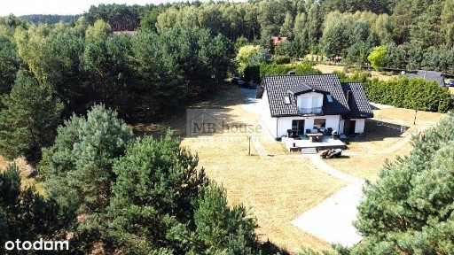 Piękny dom w lesie na dużej działce.