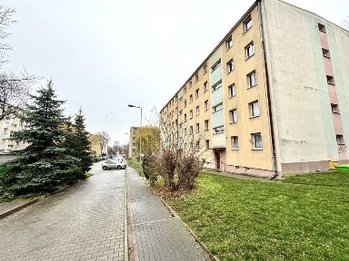 1 piętro, 2 pokoje, balkon z widokiem na zieleń- świetna lokalizacja