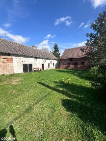 Dom do remontu z piękną stajnią z czerwonej cegły