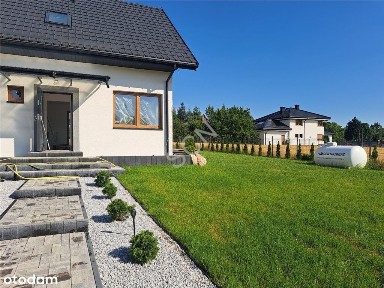 Wolnostojący dom w spokojnej okolicy.