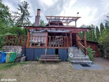 Domki nad brzegiem jeziora Warchałdzkiego