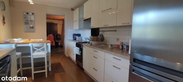 Przestronny z zadbanymi wnętrzami + zabudowania