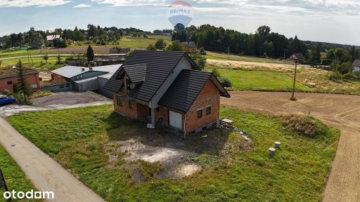 Przestronny dom do wykończenia na dużej działce.