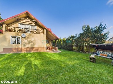 Dom przy ścianie lasu w Piszu na nowym osiedlu.