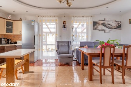 Przytulny dom na kolonii wsi niedaleko jeziora