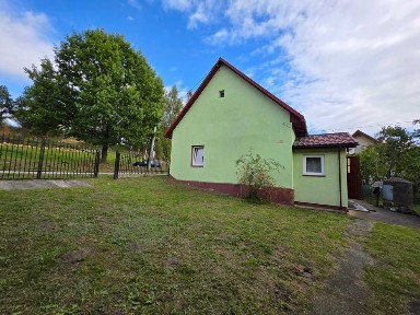 Wolnostojący murowany dom/ działka 66arowa/ płaski teren widok na las