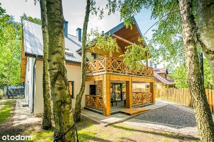 Dom z apartamentami w centrum Dębek