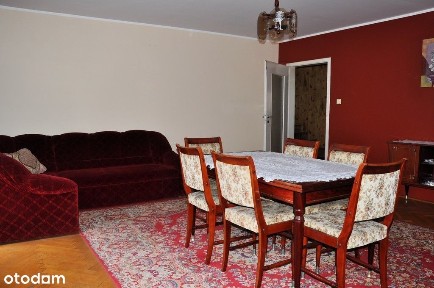 Dom w Kotlinie na osiedlu domków jednorodzinnych