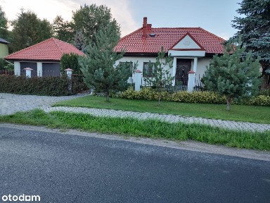 Dom jednorodzinny z budynkiem gospodarczym