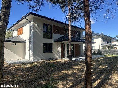 Dom przy ścianie lasu