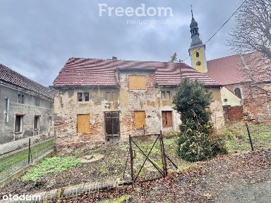 Stary dom z oryginalną cegłą.