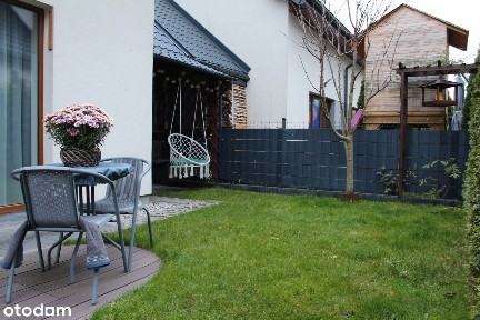 Dom rodzinny z słonecznym ogródkiem.