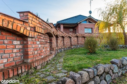 Ekskluzywna posiadłość ze stawem na dużej działce.