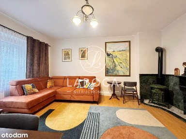 Odrestaurowana kamienica, po remoncie, ogródek