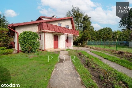 Dom blisko jeziora, w malowniczej okolicy.