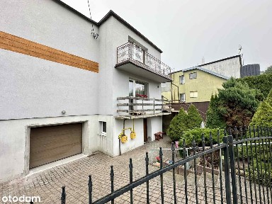 Przestronne mieszkanie z garażem w domu.