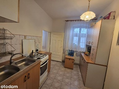 Przytulne mieszkanie dwupokojowe w kamienicy na parterze. Polecam