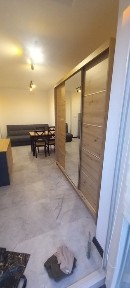 Kawalerka wyposażona z ogródkiem I miejscem parkingowym