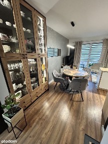 Mieszkanie z dwoma balkonami oraz blisko terenów zielonych.