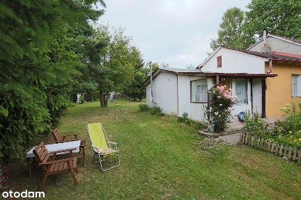 Mały domek położony na skraju lasu z dużą działką.