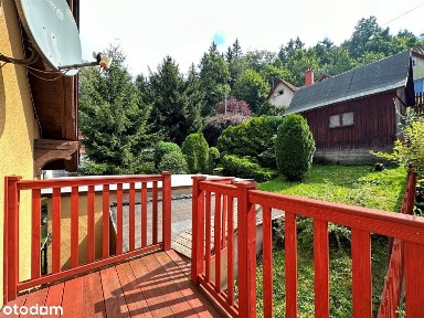 Dom z garażem i altanką w otoczeniu zieleni