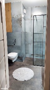 Dwupoziomowe mieszkanie w bloku z dużą garderobą i nowoczesną łazienką