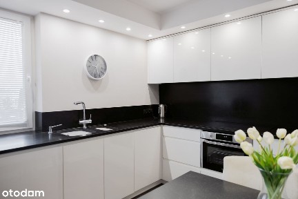 Przestronny dom z garażem i balkonem w mieście