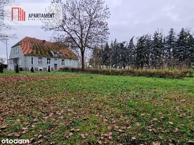 Dom w stylu dworkowym z dużą działką