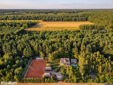 Dom z bala z basenem, sauną i kortem tenisowym.