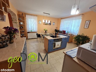 Przestronny dom o ciekawej bryle na dużej działce.