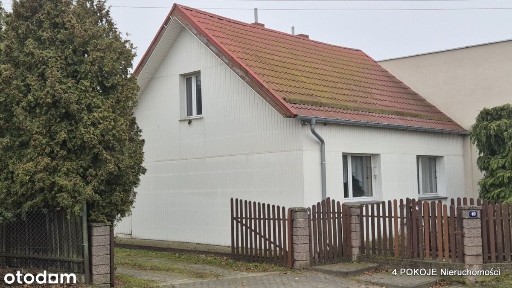 *Dom z budynkiem gospodarczym*