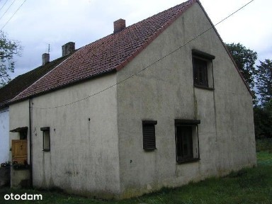 Połowa budynku po częściowym remoncie skraj wsi