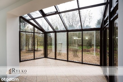 Przestrzenny dom w ciszy, z możliwą działalnością