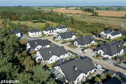 Przestronny bliźniak z prywatną furtką do lasu.