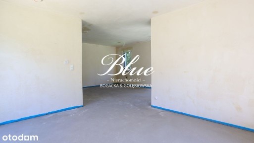 Nowoczesny dom wolnostojący w otoczeniu zieleni.