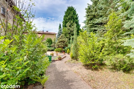 3-poziomowy dom z tarasem, 2 garażami i dużym ogrodem do aranżacji