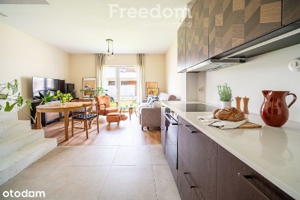 Segment z ogródkiem i 2 miejscami parkingowymi.