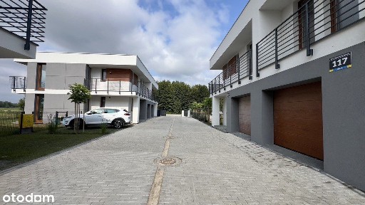 Nowoczesny segment przy ul. Norwida w Słupnie, zabudowie bliźniaczej.